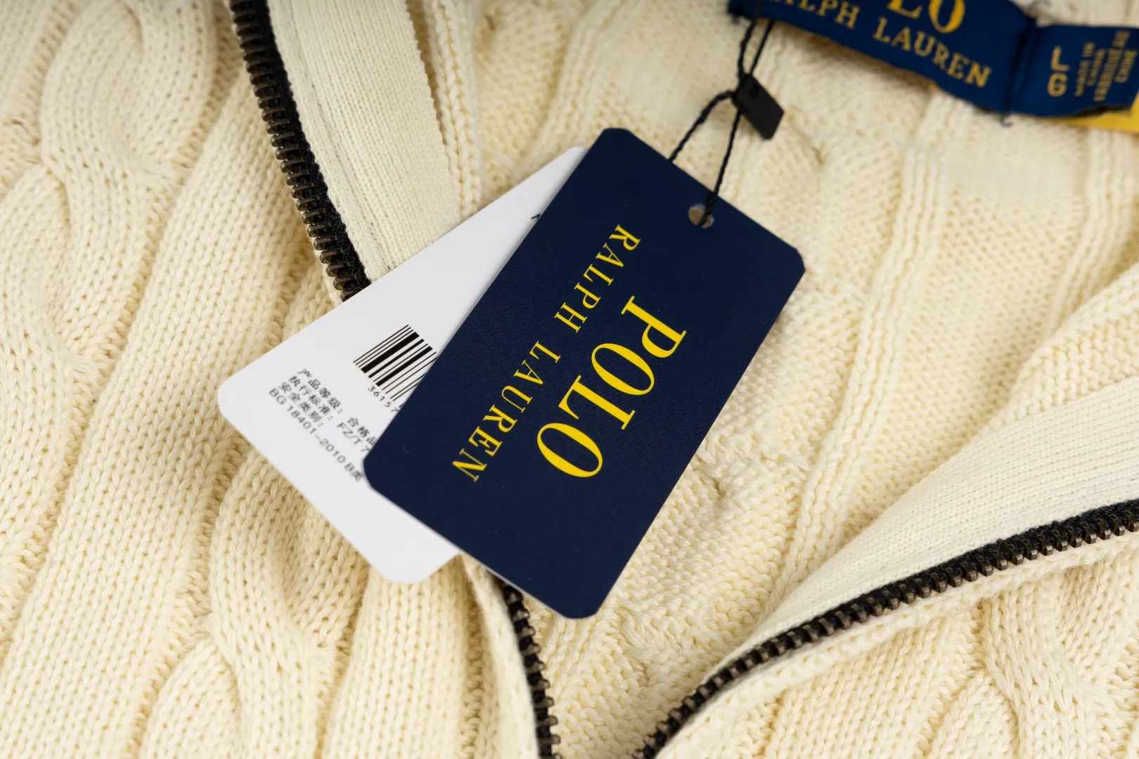 P236 #R92 RALPH LAUREN Ralph Lauren fifteen colors classic small label embroidery logo turtleneck pullover half-zip knitted cable sweater with high-density LOGO embroidery on the chest and original customized tag accessories. Made of pure cotton yarn, pure cotton is skin-friendly and comfortable, small label war horse embroidered twist turtleneck sweater 🐎 high quality, follow the blogger to learn how to wear it! Let’s buy a Ralph Lauren cable sweater. It’s a super hard-to-find series after it became popular. It’s hard to find one on the official website. It’s simple and practical to wear, with a lazy and loose feel. The thickened fabric has more texture, feels soft and delicate, and has a loose fit. Whether worn alone or layered, you can wear different styles of fashion with just one piece!   Size：XS S M L